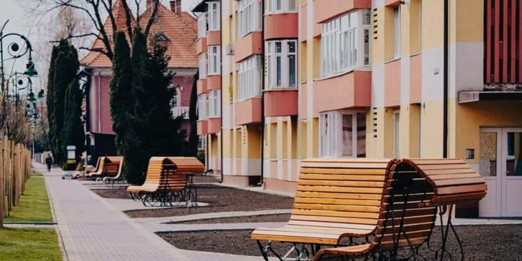 Ouă vopsite în culorile Tricolorului, în centrul municipiului Rădăuți