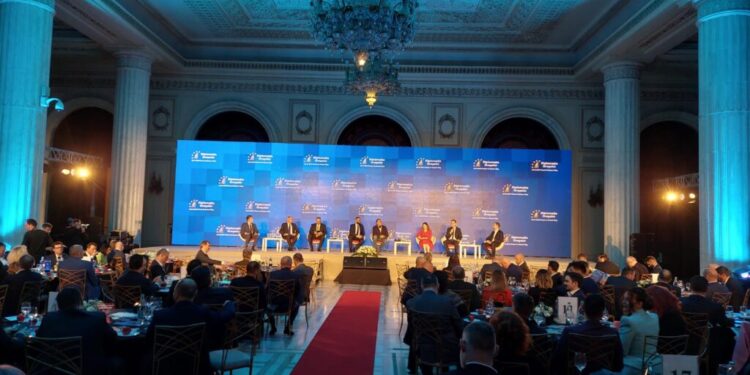 Juriul care a acordat Sucevei un premiu pentru transportul public, format din 16 persoane: universitari, oameni de afaceri și reprezentanți ai autorităților locale