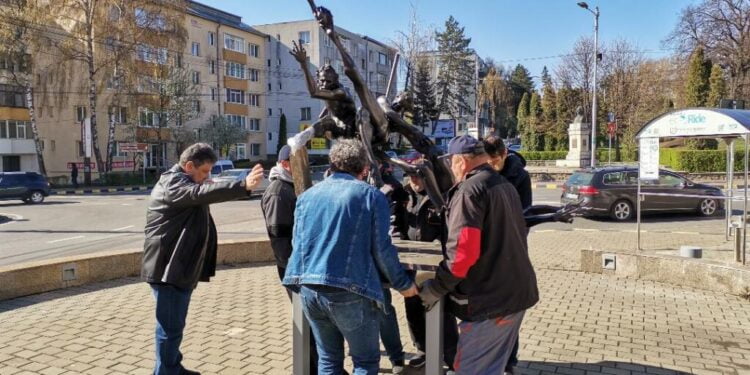 O statuie deosebită, în fața teatrului sucevean. Statuia din ciclul ”Murim spre a ne naște” este instalată temporar