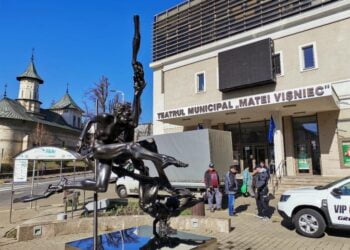 O statuie deosebită, în fața teatrului sucevean. Statuia din ciclul ”Murim spre a ne naște” este instalată temporar