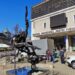 O statuie deosebită, în fața teatrului sucevean. Statuia din ciclul ”Murim spre a ne naște” este instalată temporar