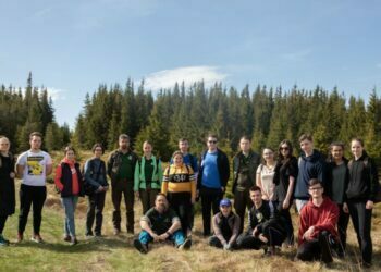 Studenți suceveni, acțiune de igienizare în Parcul Călimani (FOTO)