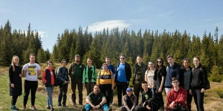 Studenți suceveni, acțiune de igienizare în Parcul Călimani (FOTO)