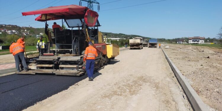 Primul strat de asfalt, turnat pe tronsoanele rutei alternative Suceava-Botoșani