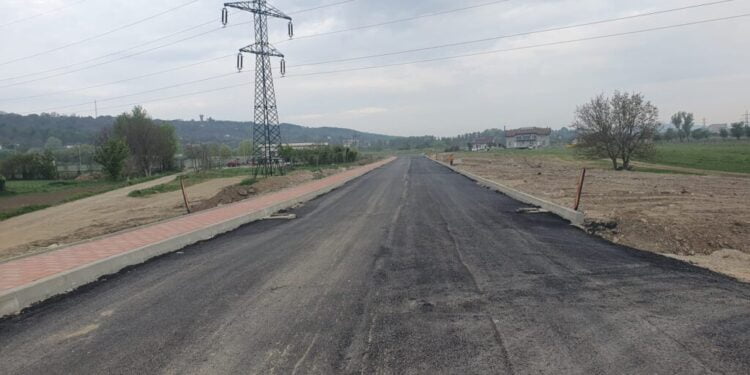Primul strat de asfalt, turnat pe tronsoanele rutei alternative Suceava-Botoșani
