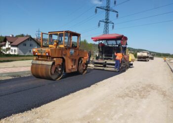 Primul strat de asfalt, turnat pe tronsoanele rutei alternative Suceava-Botoșani