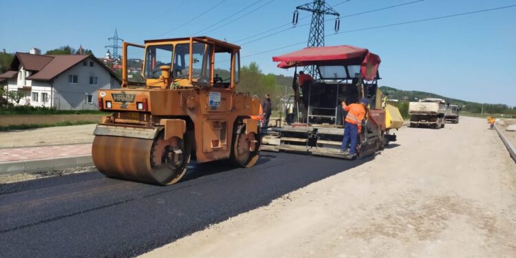 Primul strat de asfalt, turnat pe tronsoanele rutei alternative Suceava-Botoșani