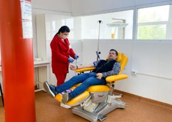 Spitalul Județean Suceava, cel mai mare consumator de sînge la nivelul județului. Managerul spitalului, dr. Alexandru Calancea, donează sînge încă din perioada studenției