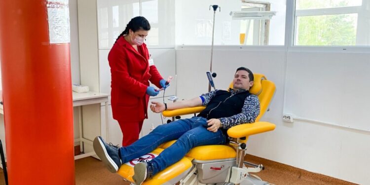 Spitalul Județean Suceava, cel mai mare consumator de sînge la nivelul județului. Managerul spitalului, dr. Alexandru Calancea, donează sînge încă din perioada studenției