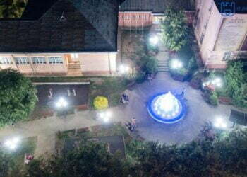 Fîntînă arteziană cu lumini și pietonal de duminică, pe Calea Burdujeni