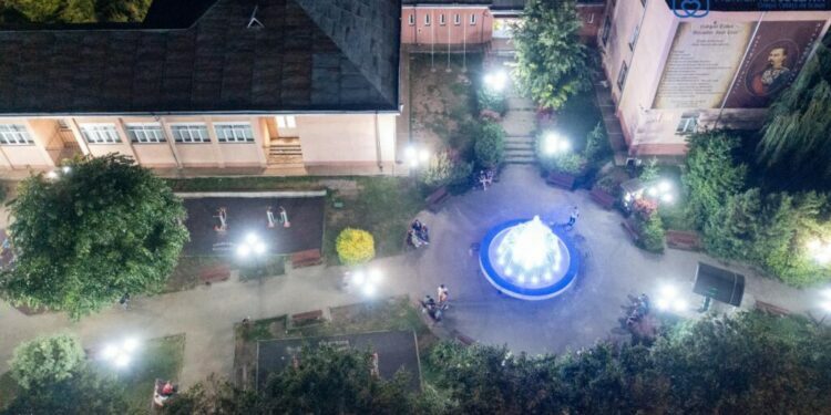 Fîntînă arteziană cu lumini și pietonal de duminică, pe Calea Burdujeni