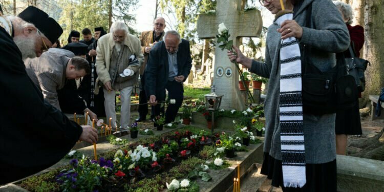 Cu o floare și o lumînare, la mormîntul maicii Benedicta