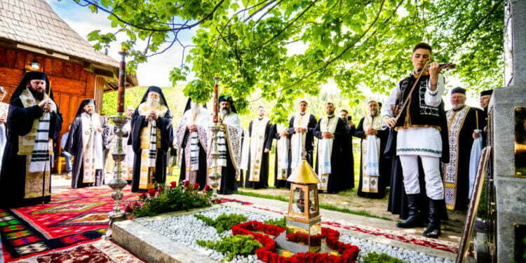 Parastas la mormîntul Înaltului Pimen, cu tineri care au cîntat ”Balada” lui Ciprian Porumbescu