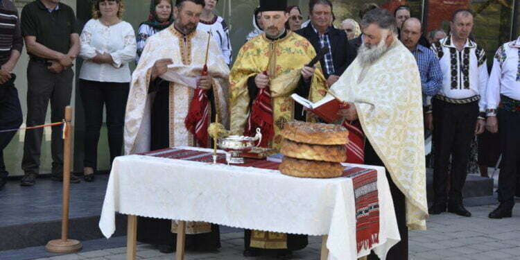 Sala de sport de la Brăiești-Cornu Luncii, inaugurată cu o slujbă religioasă și cu un meci demonstrativ de fotbal (FOTO)