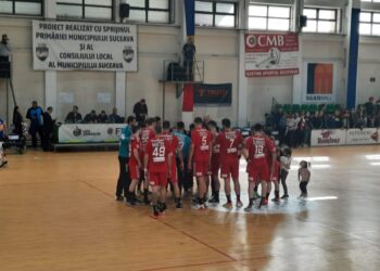 O onoare pentru juniorii medaliați ai Sucevei. Tinerii handbaliști, pe teren la începutul partidei dintre campioana României, Dinamo București, și CS Universitatea Suceava (FOTO)