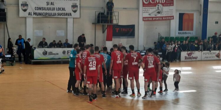 O onoare pentru juniorii medaliați ai Sucevei. Tinerii handbaliști, pe teren la începutul partidei dintre campioana României, Dinamo București, și CS Universitatea Suceava (FOTO)