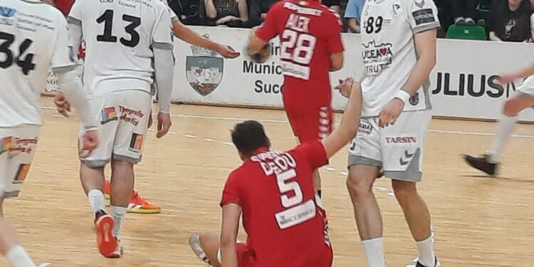 O onoare pentru juniorii medaliați ai Sucevei. Tinerii handbaliști, pe teren la începutul partidei dintre campioana României, Dinamo București, și CS Universitatea Suceava (FOTO)