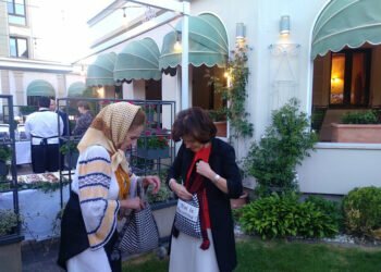 Sofia Vicoveanca a învățat-o pe ambasadoarea Franței, Laurence Auer, cum să facă nodul la traista bucovineană și cum să poarte traista