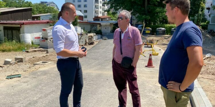 Aleea Jupiter va deveni dintr-o stradă pietruită și fără trotuare, una asfaltată, încadrată de borduri și cu trotuar pietonal