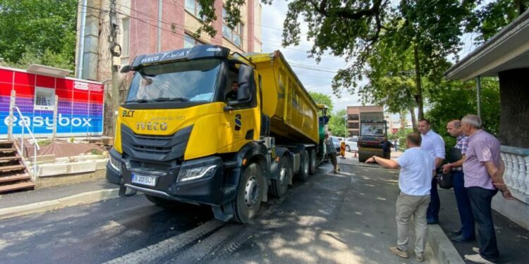 Covor asfaltic și trotuare noi, între strada 6 Noiembrie și strada Mărășești