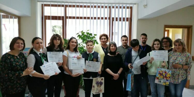 Elevi premiați de APM în cadrul unui concurs de obiecte realizate cu materiale oferite de natură