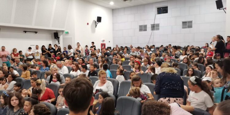 Centrul Multifuncțional ”Arta” Ițcani, inaugurat cu un sobor de preoți, oficialități și o sală plină de copii care au asistat la o piesă de teatru (FOTO)