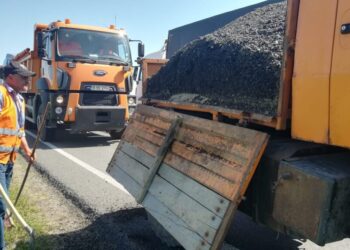 Toalete ecologice pe drumul Suceava – Siret, după ce s-au format coloane de tiruri spre Ucraina. Se fac lucrări pe acostamentul care a fost afectat