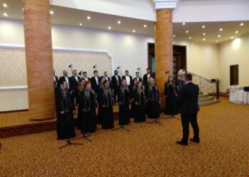 Prima ediție a ”Serilor valorilor sucevene”, deschisă de Imnul României interpretat de Corala ”Ciprian Porumbescu”, primarul Ion Lungu și PS Damaschin. În aplauzele preoților, Gheorghe Flutur a spus că își dorește reînființarea Mitropoliei Bucovinei