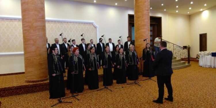 Prima ediție a ”Serilor valorilor sucevene”, deschisă de Imnul României interpretat de Corala ”Ciprian Porumbescu”, primarul Ion Lungu și PS Damaschin. În aplauzele preoților, Gheorghe Flutur a spus că își dorește reînființarea Mitropoliei Bucovinei