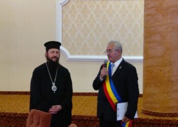 Prima ediție a ”Serilor valorilor sucevene”, deschisă de Imnul României interpretat de Corala ”Ciprian Porumbescu”, primarul Ion Lungu și PS Damaschin. În aplauzele preoților, Gheorghe Flutur a spus că își dorește reînființarea Mitropoliei Bucovinei