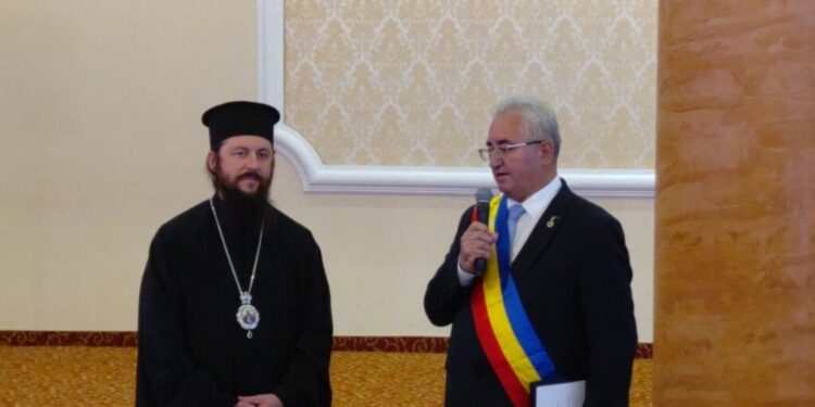 Prima ediție a ”Serilor valorilor sucevene”, deschisă de Imnul României interpretat de Corala ”Ciprian Porumbescu”, primarul Ion Lungu și PS Damaschin. În aplauzele preoților, Gheorghe Flutur a spus că își dorește reînființarea Mitropoliei Bucovinei