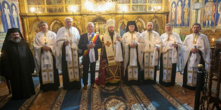 Numele sucevenilor uciși de coronavirus, pomenite la Biserica Mirăuți. Slujba a fost oficiată de 10 preoți, în frunte cu Damaschin Dorneanul