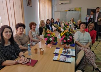 Diplome, flori, plăcinte și șampanie, din partea IȘJ, pentru directorii unităților de învățămînt sucevene care au primit titlul de ”Școală europeană”