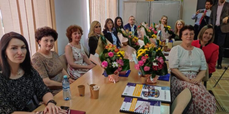 Diplome, flori, plăcinte și șampanie, din partea IȘJ, pentru directorii unităților de învățămînt sucevene care au primit titlul de ”Școală europeană”