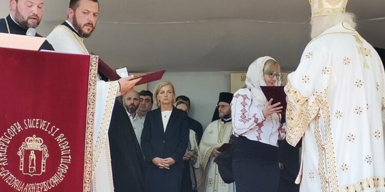 Medici de la Spitalul Județean, distincții primite din partea arhiepiscopului Sucevei și Rădăuților