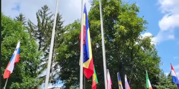 Tricolorul, binecuvîntat de un sobor de preoți și urcat pe catarg, în prezența a sute de suceveni