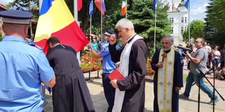Tricolorul, binecuvîntat de un sobor de preoți și urcat pe catarg, în prezența a sute de suceveni