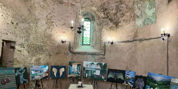Expoziție la finalul cursurilor de arte vizuale organizate de Casa de Cultură a Studenților, în Capela Cetății de Scaun