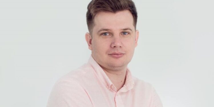 Managerul demisionar al spitalului rădăuțean, Dan Vatră, îi urează succes noului manager interimar, Flaviu Sima