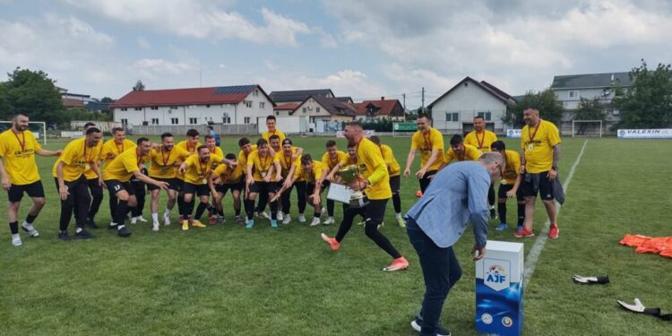 Campioana județului la fotbal, Juniorul Suceava, premiată de AJF. Printre martori, părinți, prieteni, iubite și soții cu copii (FOTO)