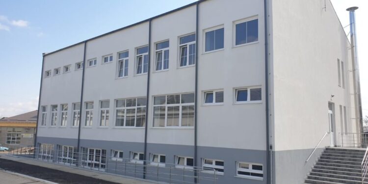 Colegiul ”Lațcu Vodă” Siret, locul IV la competiția națională ”Școală europeană”, pentru că are multe proiecte cu finanțare europeană și elevi cu rezultate la diferite olimpiade