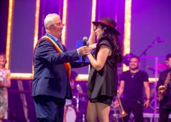 Un coș cu flori și o diplomă de excelență din partea primarului Ion Lungu, pentru Andra