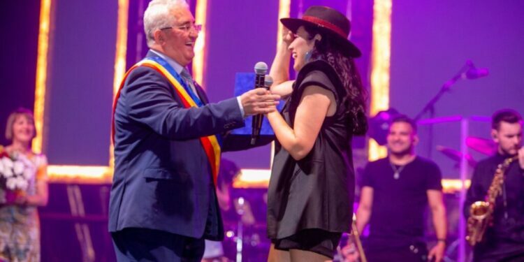 Un coș cu flori și o diplomă de excelență din partea primarului Ion Lungu, pentru Andra