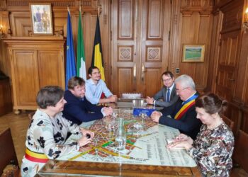 Primarul Sucevei, Ion Lungu, în vizită la o primărie belgiană, unde trei dintre consilierii locali sînt români