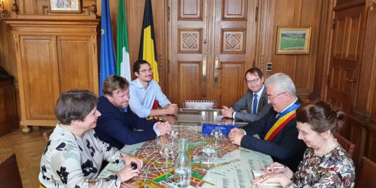 Primarul Sucevei, Ion Lungu, în vizită la o primărie belgiană, unde trei dintre consilierii locali sînt români