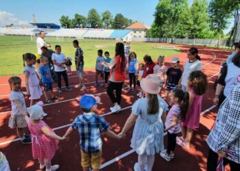 Pompierii și Salvați Copiii, petrecere de Ziua Copilului la căsuțele modulare din tabăra de refugiați de la Rădăuți