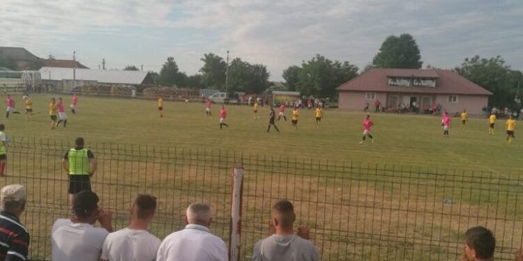 Județul Suceava rămîne cu trei echipe de fotbal în Liga a III-a. Juniorul Suceava a pierdut barajul de promovare cu Speranța Răucești. Răuceștiul este o comună cu 8.000 de locuitori