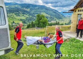 O femeie surdo-mută care avusese o fractură de col femural, transportată de la spital pînă acasă, pe un deal din Șaru Dornei, de salvamontiști