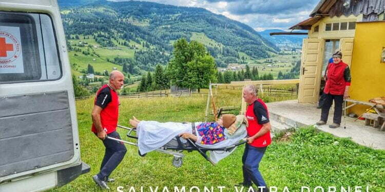 O femeie surdo-mută care avusese o fractură de col femural, transportată de la spital pînă acasă, pe un deal din Șaru Dornei, de salvamontiști