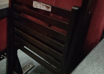 Struțo-cămilele din cea mai modernă sală de spectacole a Sucevei